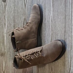 Munro Fennley 10 Narrow gray soft suede lace up woman boots